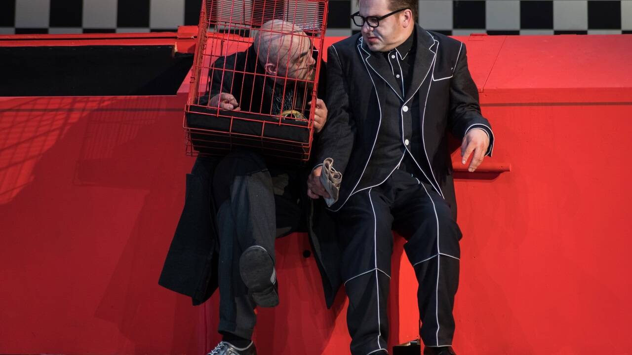 Ungleiches Brüderpaar: Maximilian Pfnür als Robert, Sebastian Krawczynski als Karl. 