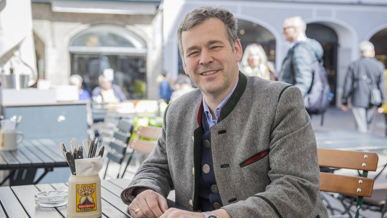 Walter Bankhammer im Gastgarten auf dem Alten Markt.  