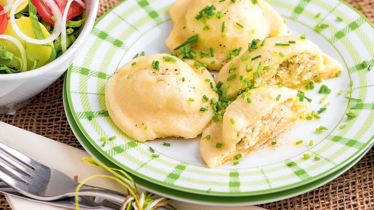 Weil die Brüder Ellersdorfer die ursprünglichen Kärntner Kasnudeln in vielen Variationen anbieten, darunter viele ohne Käse, sprechen sie bei ihrem Produkt auch nur von Kärntner Nudeln. Zu diesen empfiehlt Andreas Ellersdorfer einen grünen Salat. 
