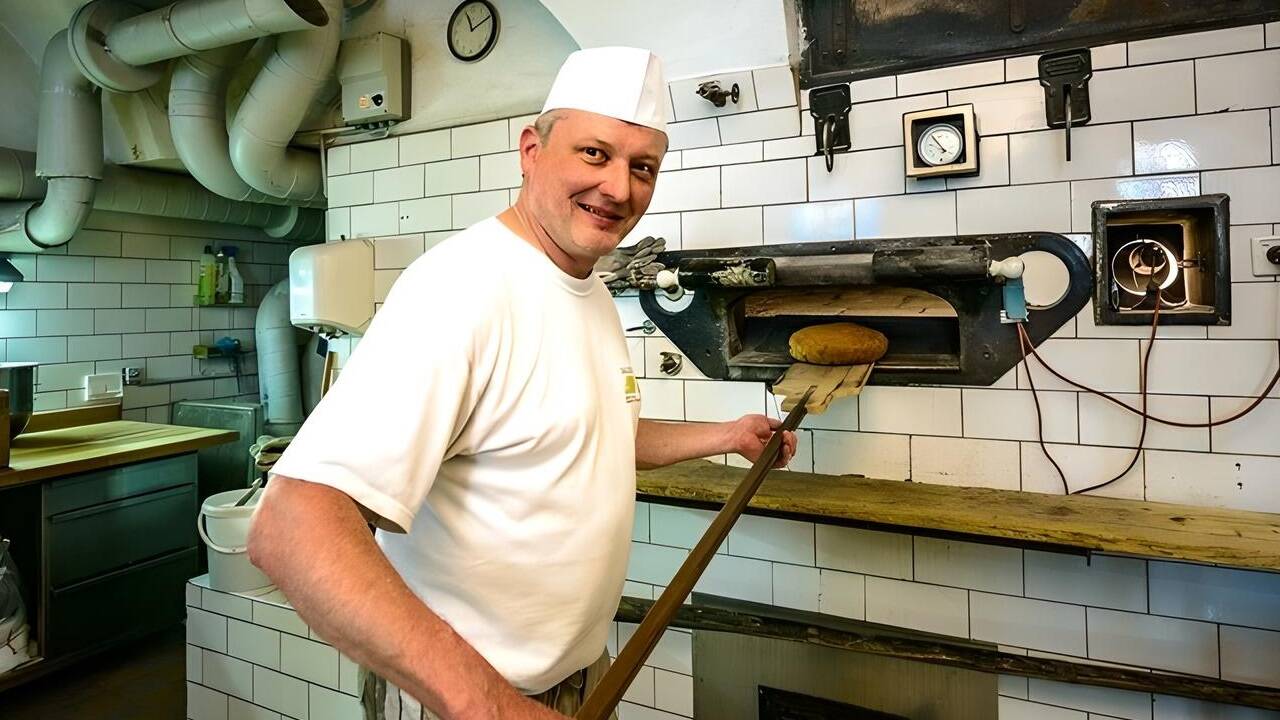 Der Mann der (frühen) Stunde: Bäckermeister Kurt.  