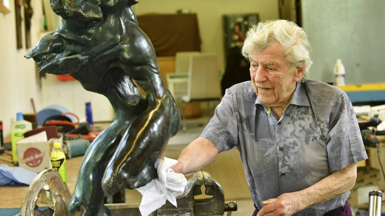 Jos Pirkner bei der Arbeit in seinem Atelier in Lienz. Jos Pirkner bei der Arbeit in seinem Atelier in Lienz.