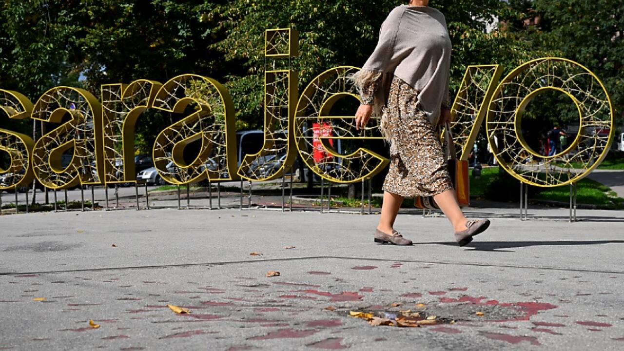 Im Bosnienkrieg war die Bevölkerung der bosnischen Hauptstadt Sarajevo 1425 Tage lang eingeschlossen. Per Luftbrücke wurden die Menschen während der Belagerung versorgt, rund 11.000 Menschen (darunter 1600 Kinder) wurden getötet, 56.000 teils schwer verletzt. Die „Rosen von Sarajevo“ aus rotem Harz erinnern an die Einschlaglöcher der Granaten. 
