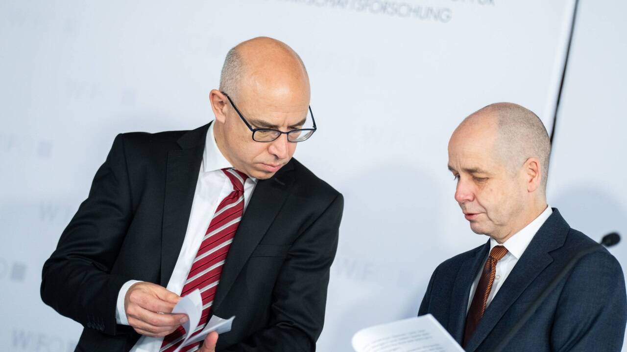 Die Chefs des Wirtschaftsforschungsinstituts (Wifo), Gabriel Felbermayr (l.), und des Instituts für Höhere Studien (IHS), Holger Bonin (r.), vergleichen ihre Unterlagen für die wirtschaftliche Frühjahrsprognose 2024.  