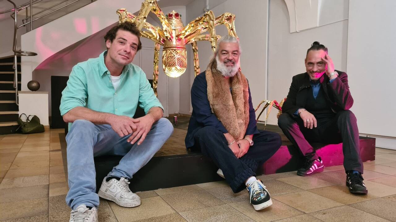Galerist Rudolf Budja (Mitte) mit Galerieleiter Wolfgang Karner (r.) und Mitarbeiter Fabio Morandini. Während der Osterfestspiele zeigt Budja Werke des Vorarlberger Bildhauers Hermann Nachbaur. Am Samstag lädt er zur Vernissage der Ausstellung „Alice im Wunderland“. Im Bild die Spinnenskulptur „Thriller 8“.  