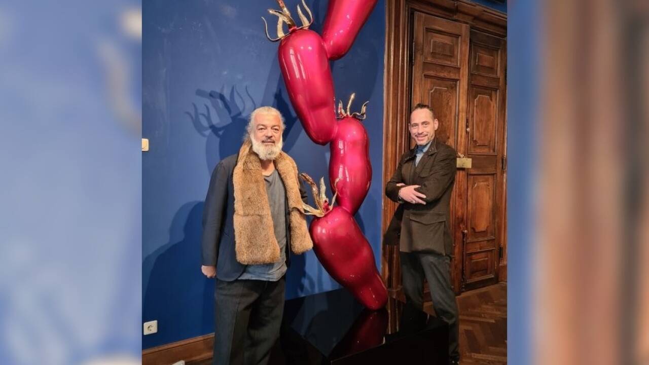 Galerist Rudolf Budja und Wolfgang Karner vor dem „Concerto di Pomodoro“ von Bildhauer Hermann Nachbaur.  