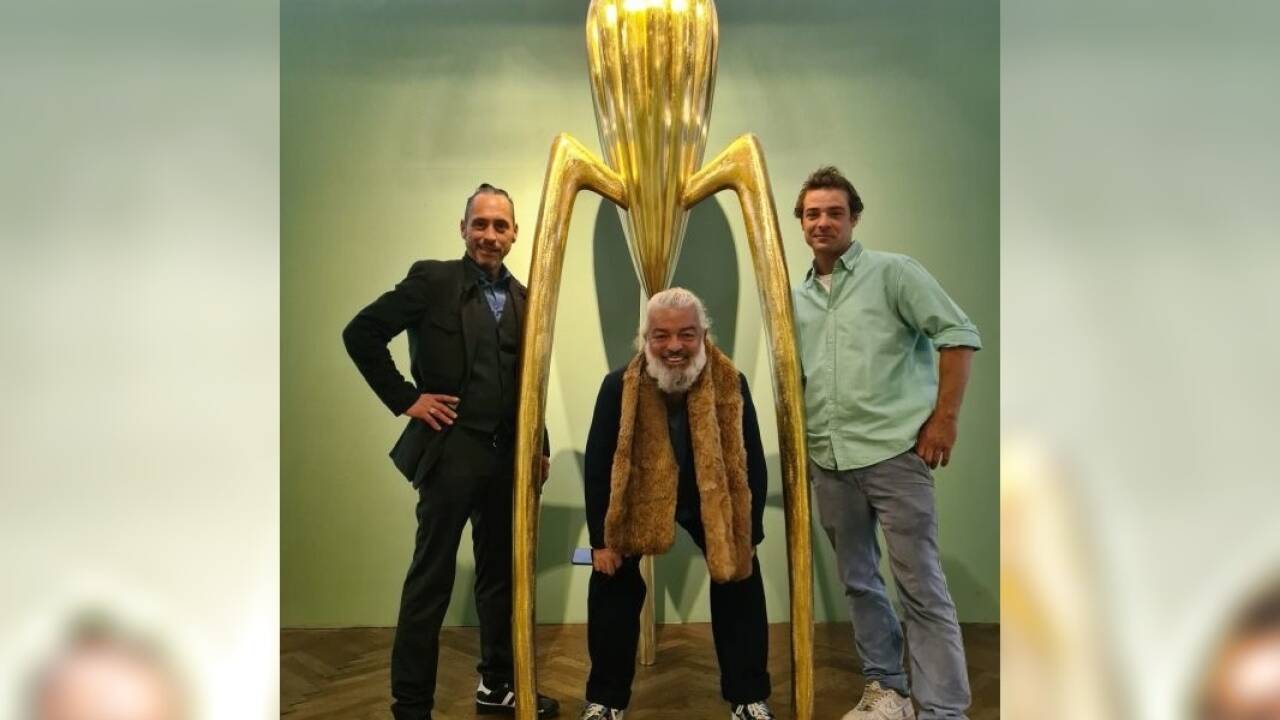 „Menschenpresse“ heißt diese in der Galerie Budja gezeigte Skulptur von Hermann Nachbaur. Sie nimmt Bezug auf einen Designklassiker von Philippe Starck: dessen legendäre Saftpresse „Juicy Salif“.Von links: Galerieleiter Wolfgang Karner, Rudolf Budja und Mitarbeiter Fabio Morandini 