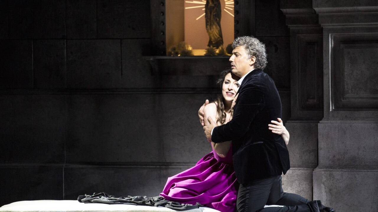 Eve-Maud Hubeaux als Laura, Jonas Kaufmann als Enzo 