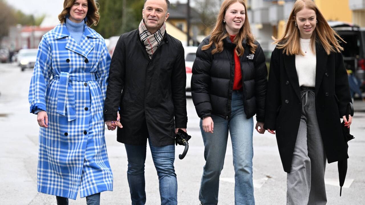 SPÖ-Kandidat Bernhard Auinger kam mit seiner Frau Marie-Christin und den Töchtern Sophie (r.) und Hannah zur Wahl. 