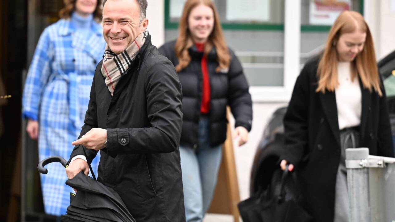 Bernhard Auinger am Sonntag mit seiner Familie vor dem Wahllokal. Der 50-Jährige wird der neue Bürgermeister der Stadt Salzburg. 