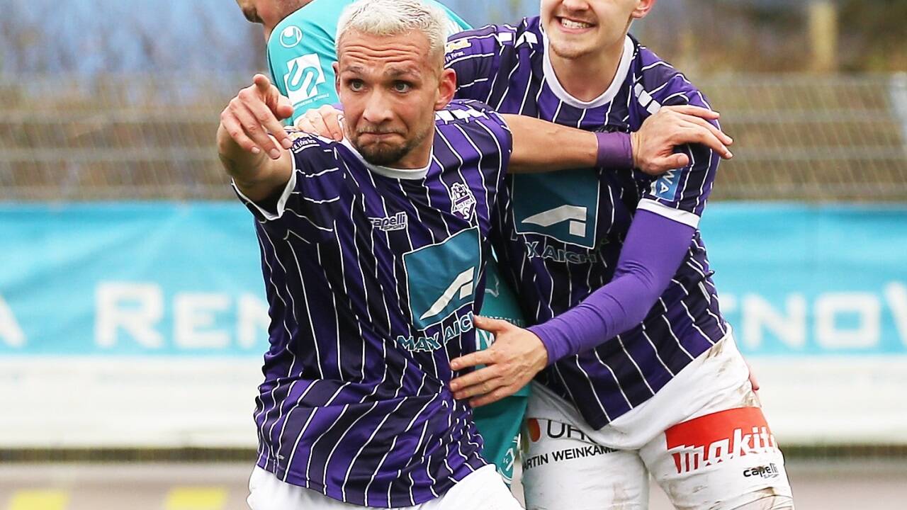 Johannes Zottl (l.) erzielte gegen Schwaz das 1:0.  
