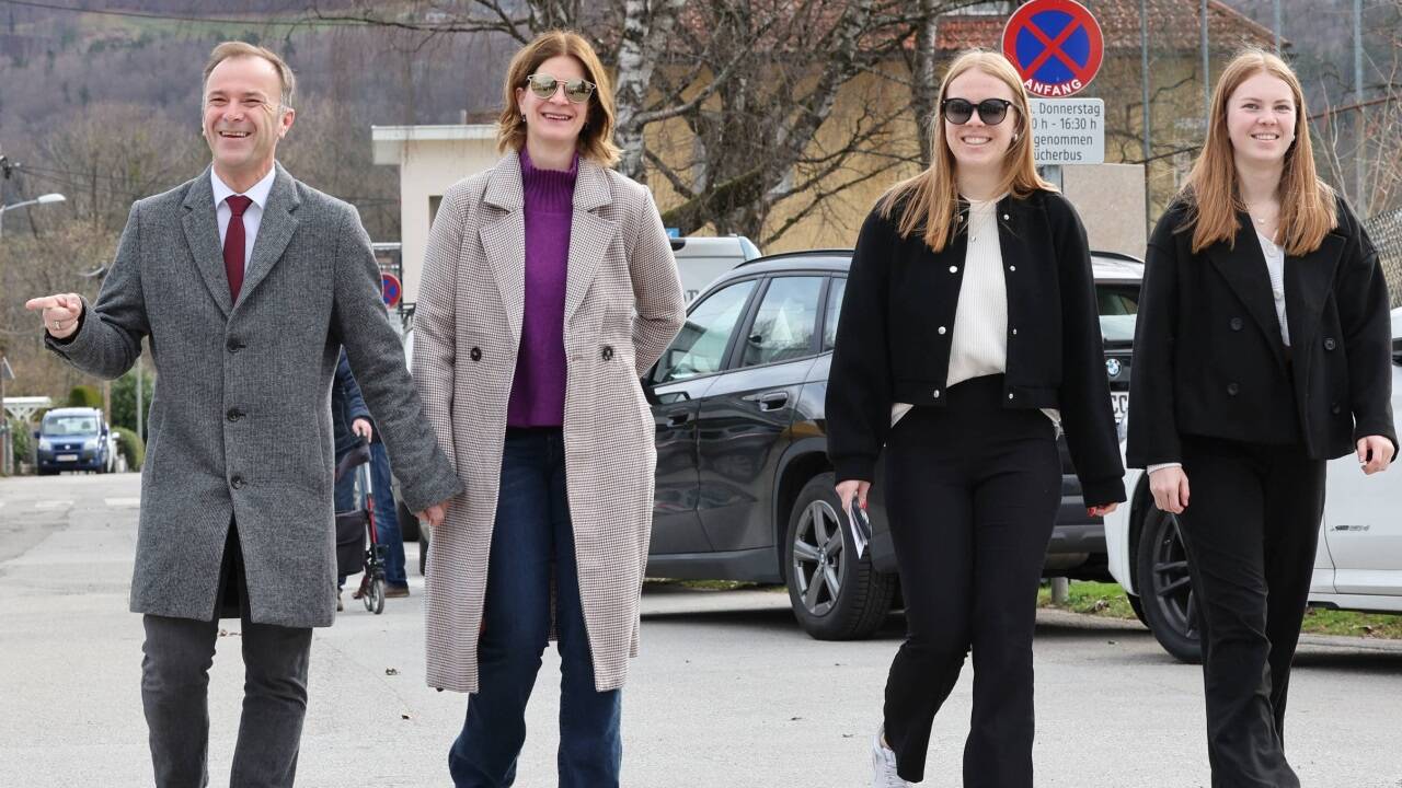 Bernhard Auinger zusammen mit Ehefrau Marie-Christin und den Töchtern Hannah und Sophie. 