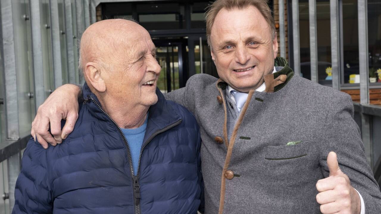 Alexander Sartori (rechts) freut sich mit Vater Josef (links) über den Wahlsieg. 