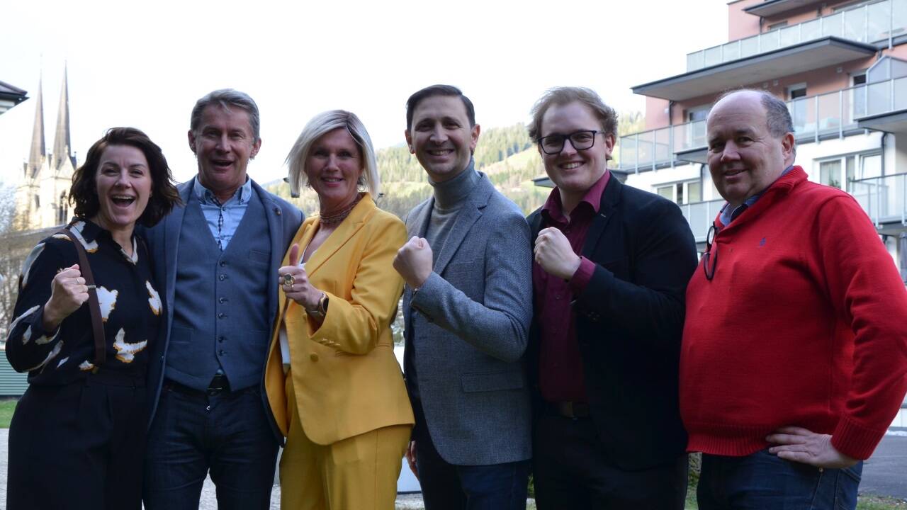 Die SPÖ in St. Johann in Feierlaune: Alin Seer, Harry Palli (SPÖ-Stadtobmann), Wahlsiegerin Evi Huber, Askin Karadeniz, Marc Toiflhart und Heimo Breuer (v. l.). Die SPÖ in St. Johann in Feierlaune: Alin Seer, Harry Palli (SPÖ-Stadtobmann), Wahlsiegerin Evi Huber, Askin Karadeniz, Marc Toiflhart und Heimo Breuer (v. l.).