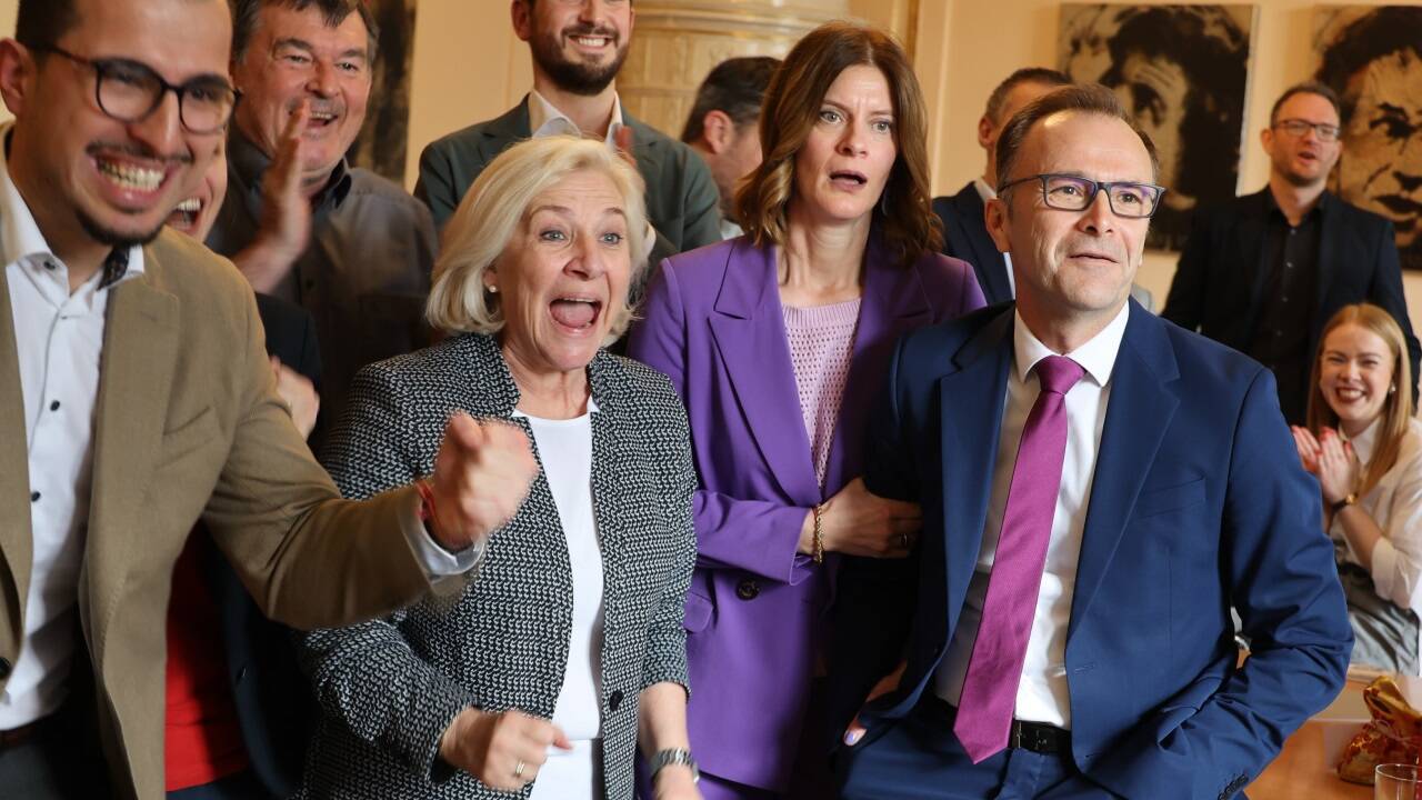 Der Jubel der SPÖ war groß im Schloss Mirabell – Bernhard Auinger fieberte mit seiner Frau dem Ergebnis entgegen. Im Bild von links: Gemeinderat Tarik Mete, Stadträtin Andrea Brandner, Ex-Klubchef Michael Wanner, Klubobmann Vincent Pultar, Marie-Christin und Bernhard Auinger. 