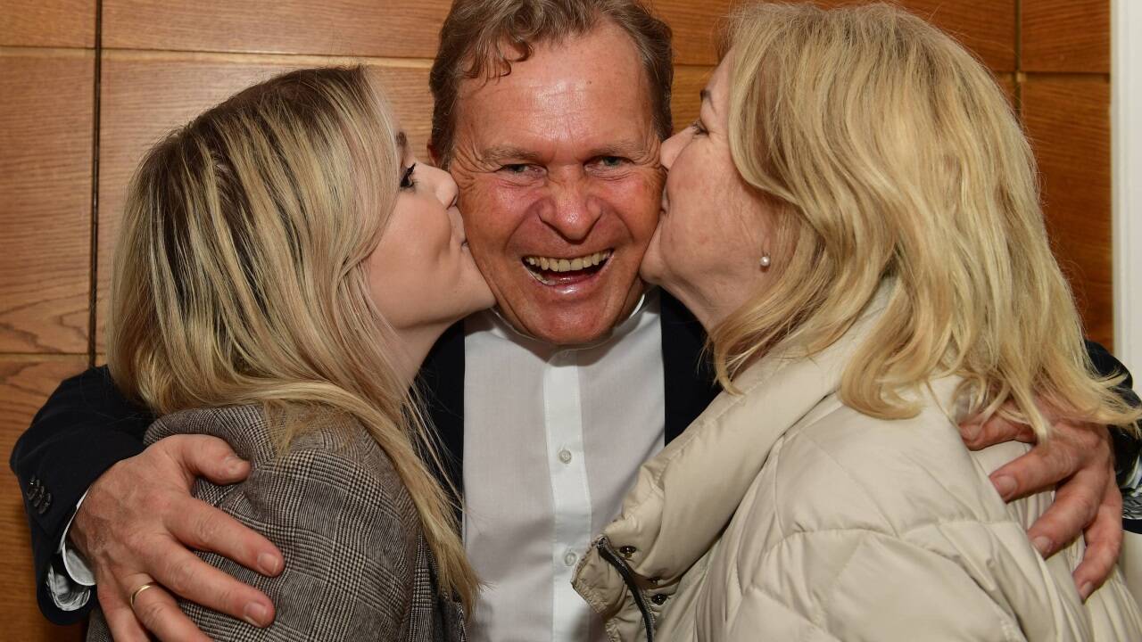Gratulation von Gattin Renate und Tochter Anja für Erich Rohrmoser. Gratulation von Gattin Renate und Tochter Anja für Erich Rohrmoser.