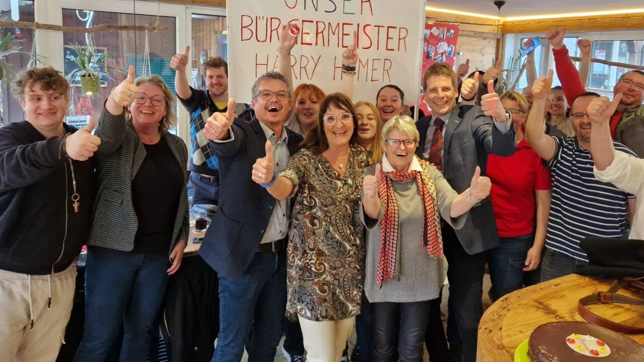Das spannende Kopf-an-Kopf-Rennen nach dem ersten Wahlgang in Strobl endet jetzt mit einem Triumph des SPÖ-Kandidaten: Harald Humer (im Bild in der Mitte). 