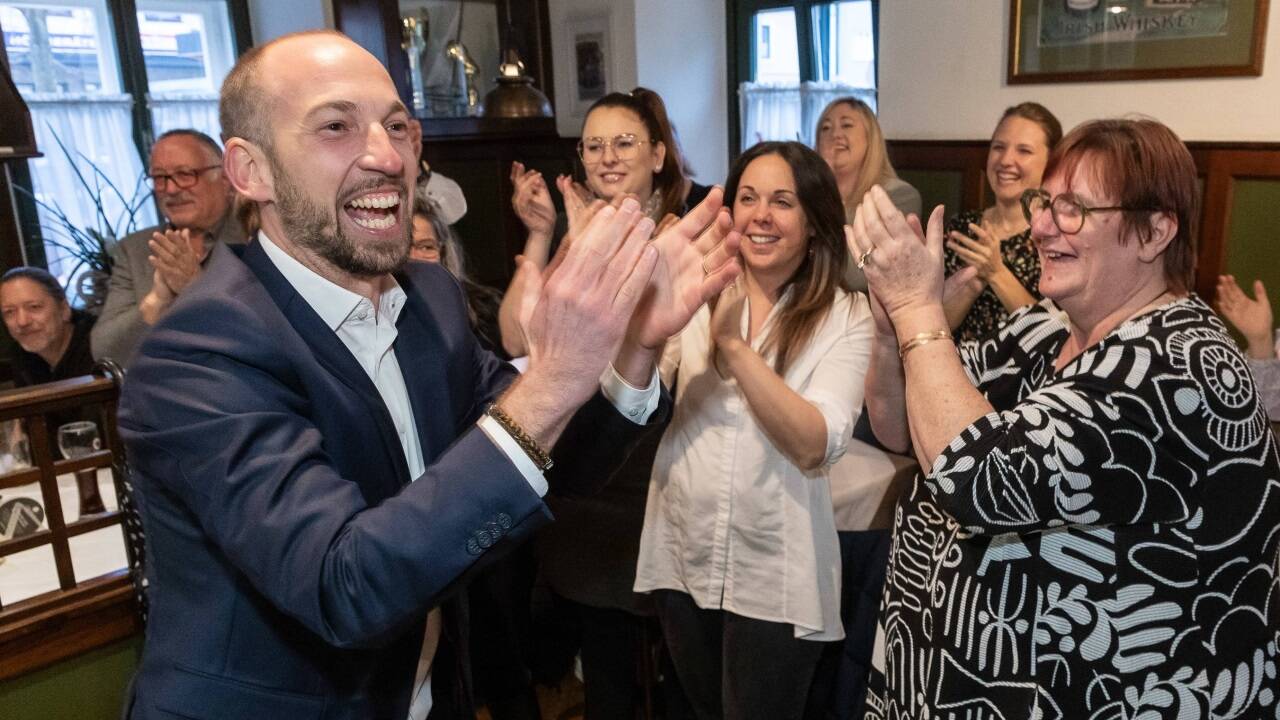David Egger jubelt nach seinem Wahlsieg am Sonntag in Neumarkt am Wallersee. David Egger jubelt nach seinem Wahlsieg am Sonntag in Neumarkt am Wallersee.