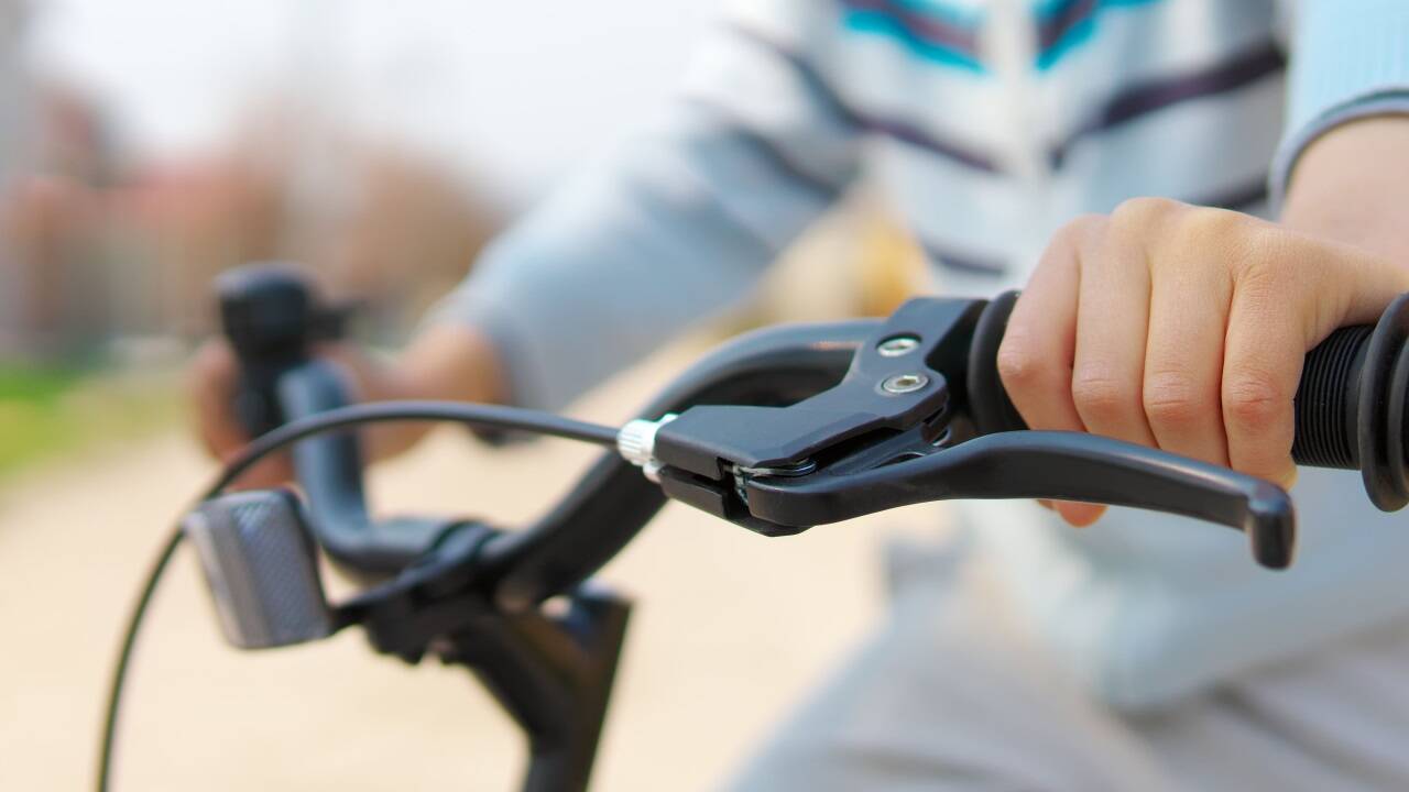 Breitere Schutzkappen am Fahrradlenker bedeuten für Kinder ein niedrigeres Verletzungsrisiko bei Unfällen, ergab eine Untersuchung an der Technischen Universität Graz (Symbolbild). 