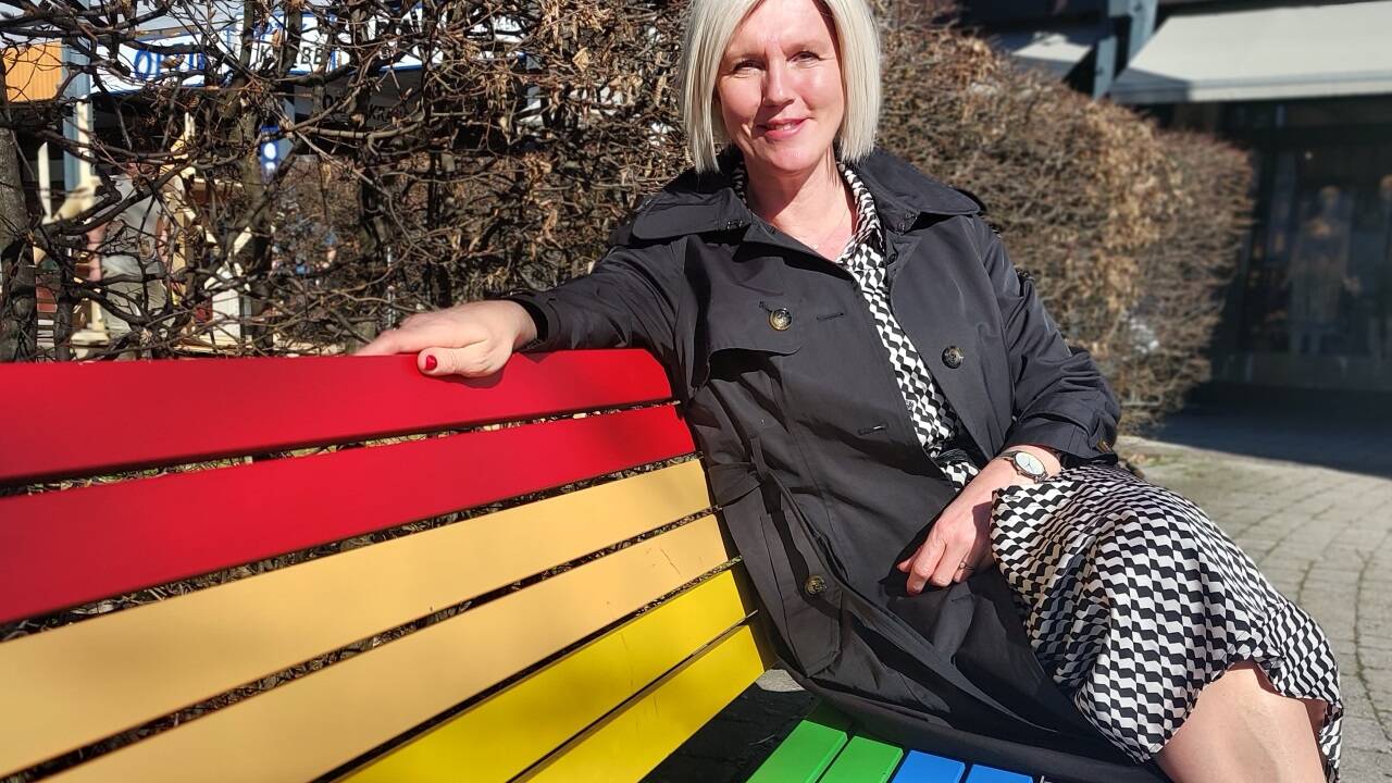 Eveline Huber auf der Regenbogenbank in St. Johann. „Mein erstes Projekt als Vizebürgermeisterin.“  