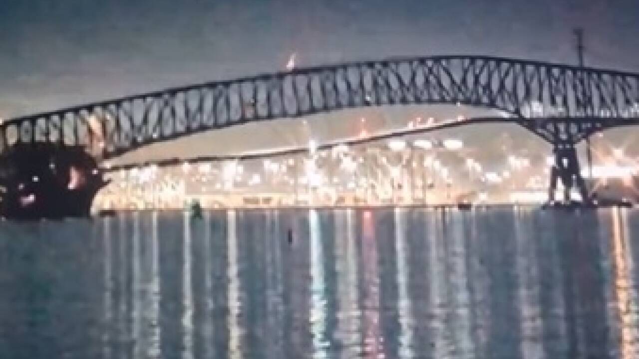 Die Brücke stürzte ein. 