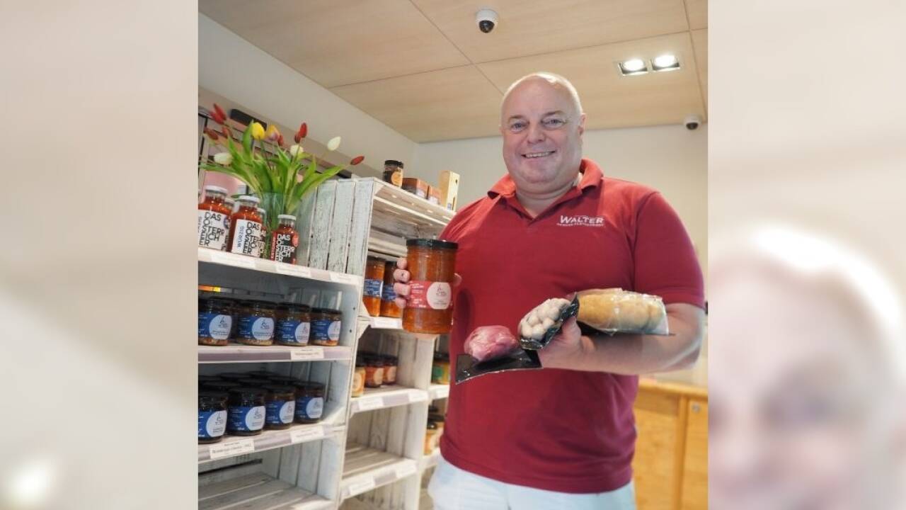 Genussfleischer Hans Walter in seinem SB-Shop. Auch Veganer werden hier fündig. 