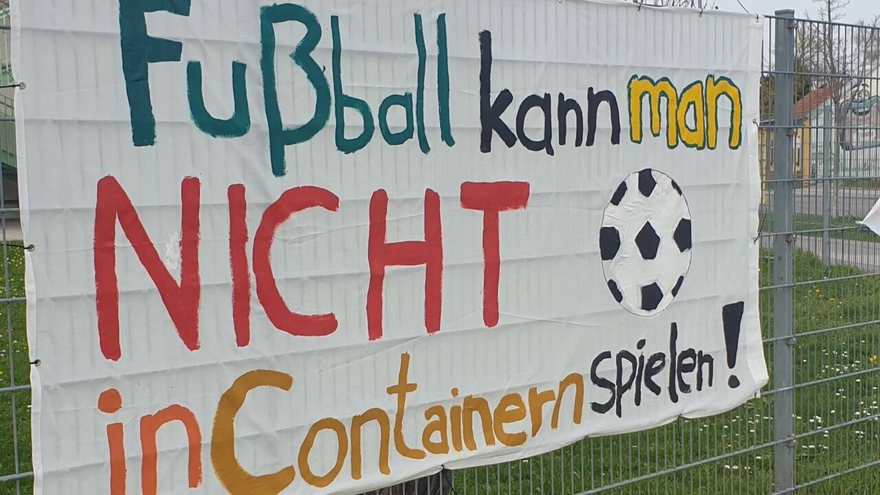 Schüler an der MS Kagran fürchten um ihren Sportplatz. Der soll für Containerklassen weichen. Schüler an der MS Kagran fürchten um ihren Sportplatz. Der soll für Containerklassen weichen.