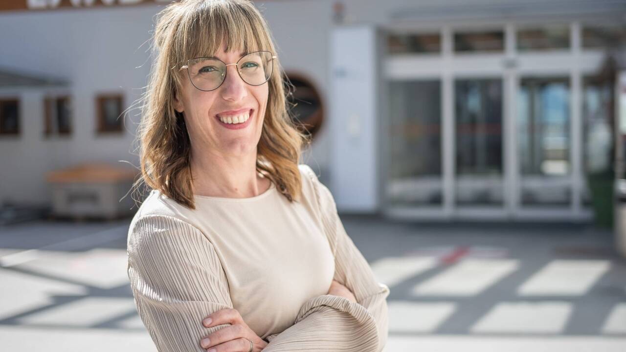 Claudia Schwab vor ihrem Arbeitsplatz.  