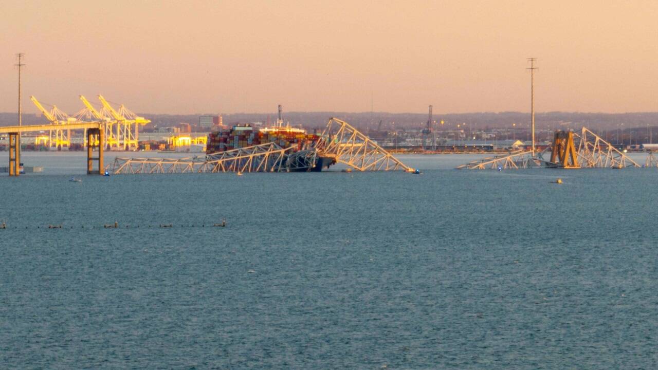 Die Brücke stürzte ein. 