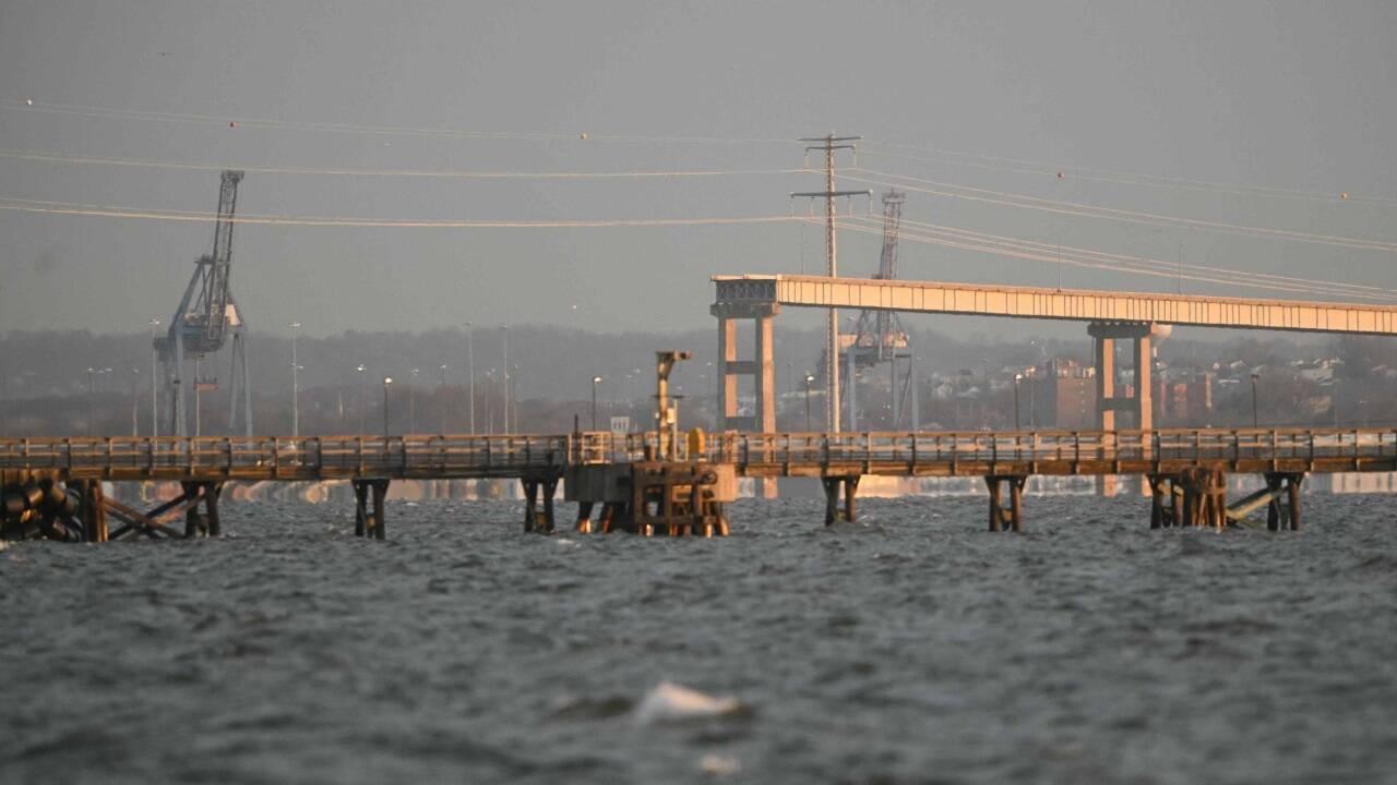 Die Brücke stürzte zu großen Teilen ein 