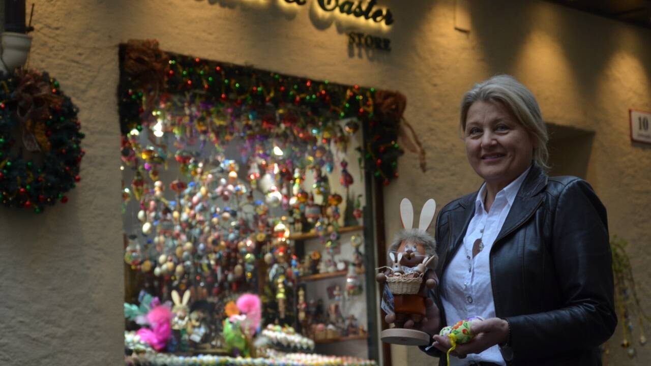 Margit Lebeda vor ihrem Laden in der Judengasse in Salzburg. 