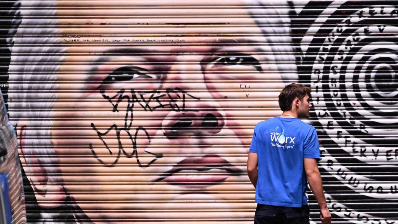 Für die einen ist er ein Held, für die anderen ein Verräter: Julian Assange. Für die einen ist er ein Held, für die anderen ein Verräter: Julian Assange.