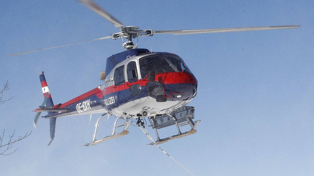 Der Polizeihubschrauber barg den Wintersportler und flog ihn ins Tal – von dort wurde er mit der Rettung ins Klinikum Tamsweg gebracht.  