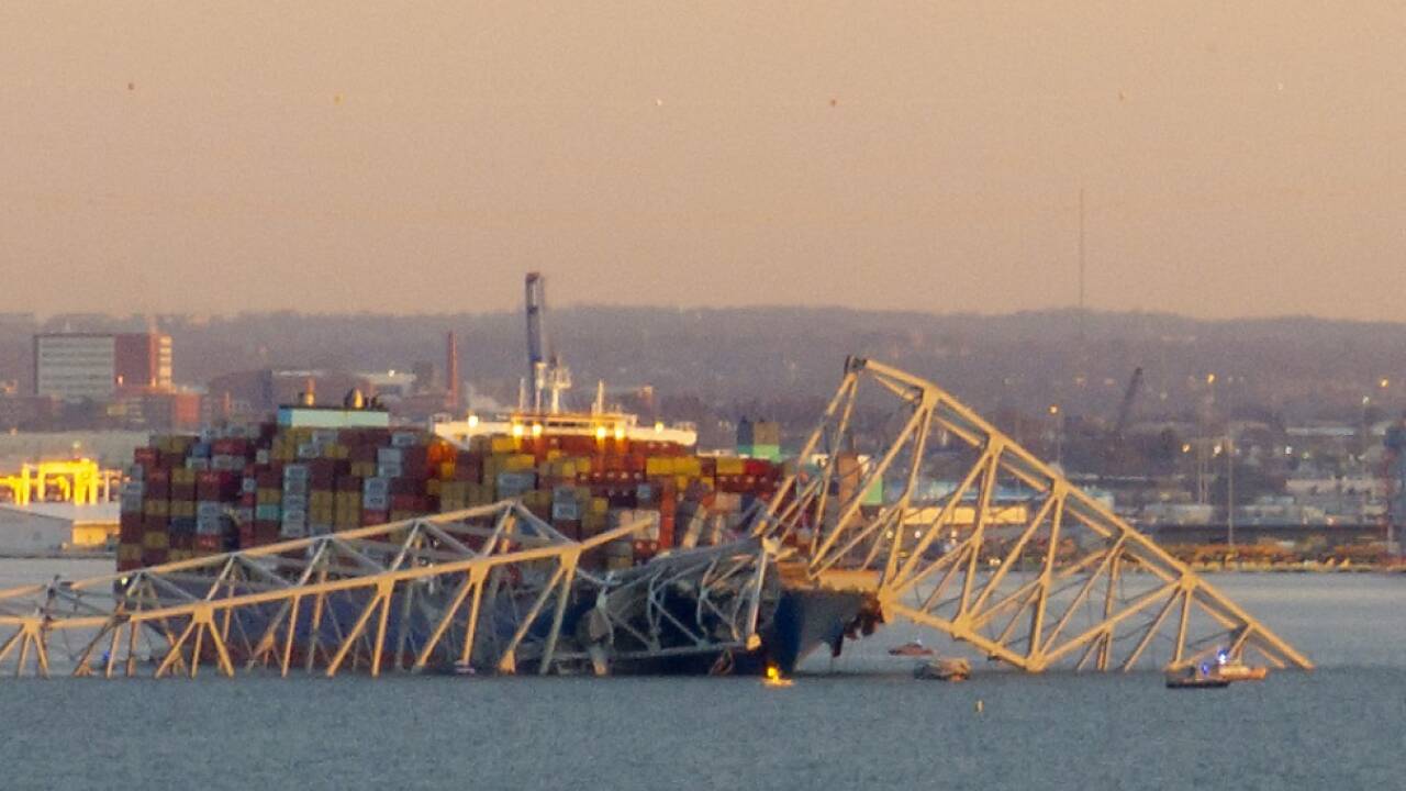 Die Brücke stürzte zu großen Teilen ein 