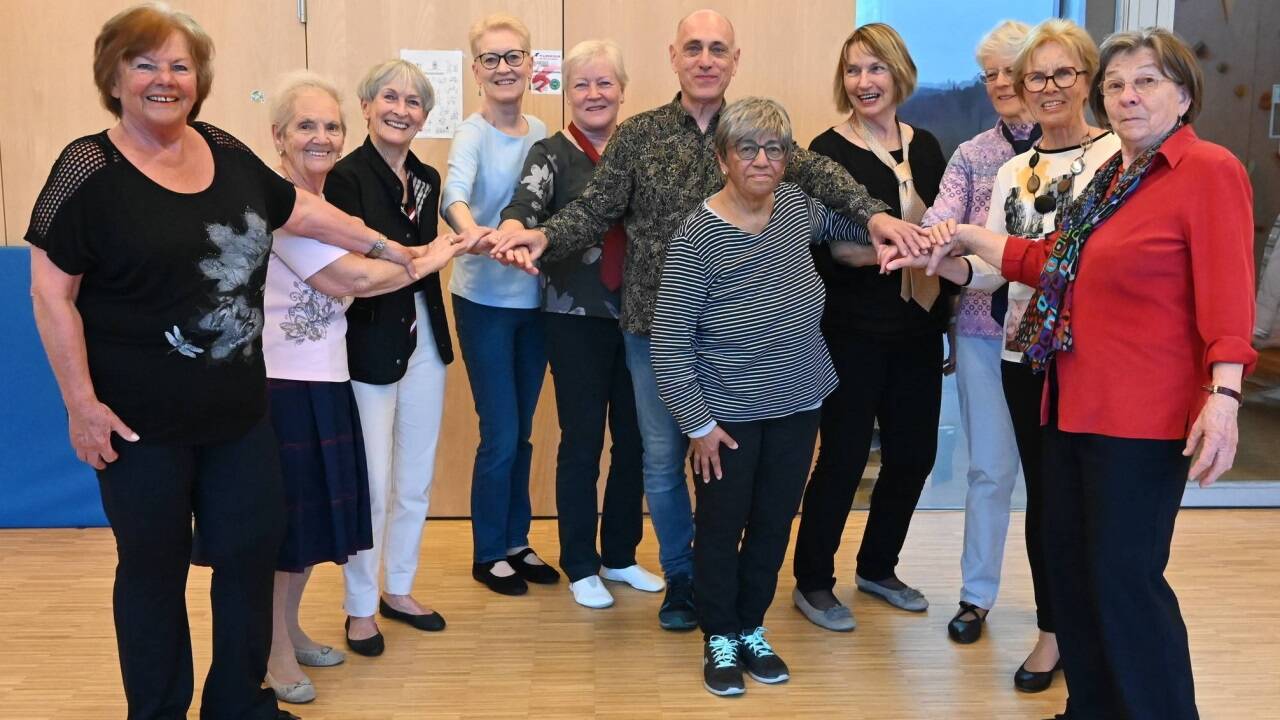 In der Seniorentanzgruppe Thalgau herrscht vergnügliche Stimmung. Das gemeinsame Tanzen aktiviert die Sinne. 