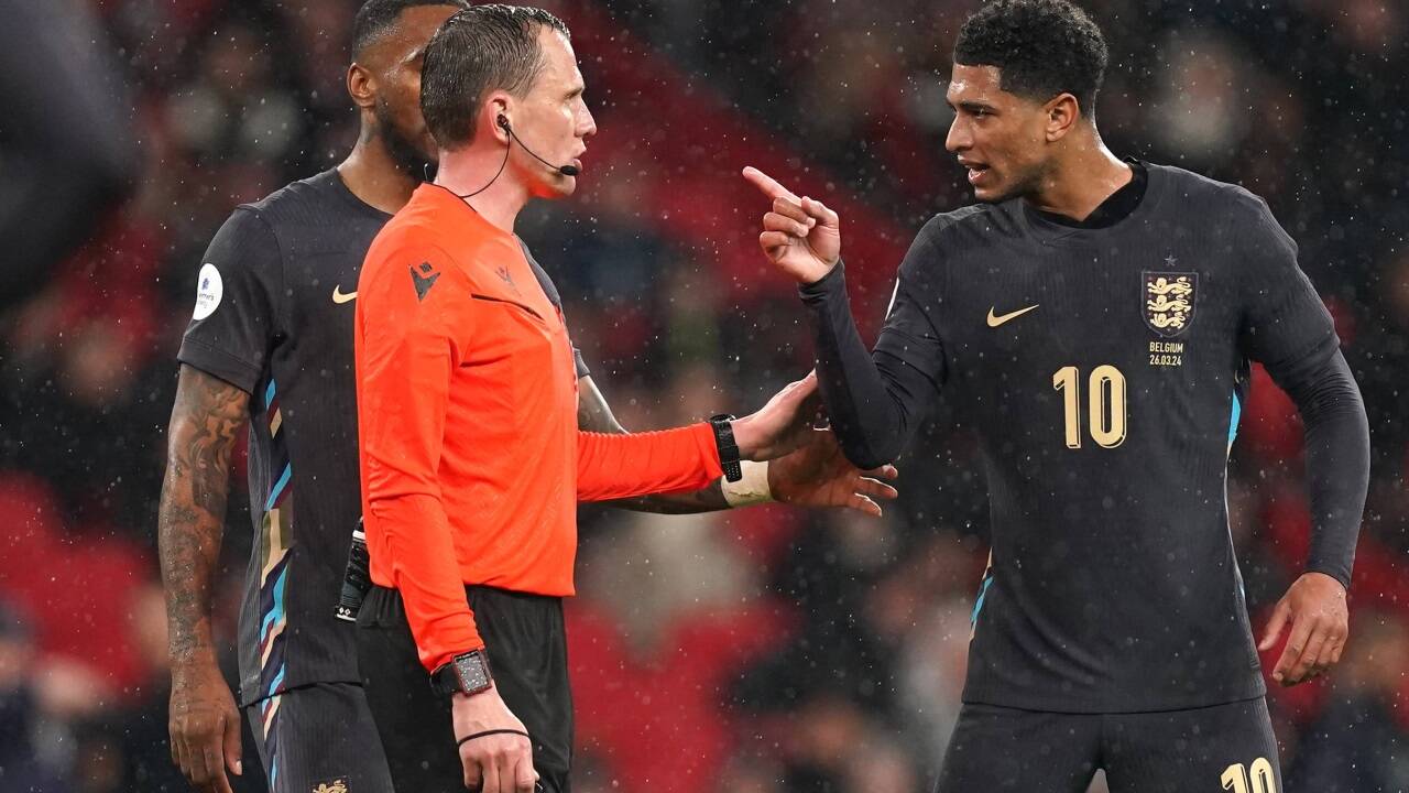 Kurze Meinungsverschiedenheit zwischen Real-Star Jude Bellingham und Schiedsrichter Sebastian Gishamer.   Kurze Meinungsverschiedenheit zwischen Real-Star Jude Bellingham und Schiedsrichter Sebastian Gishamer.