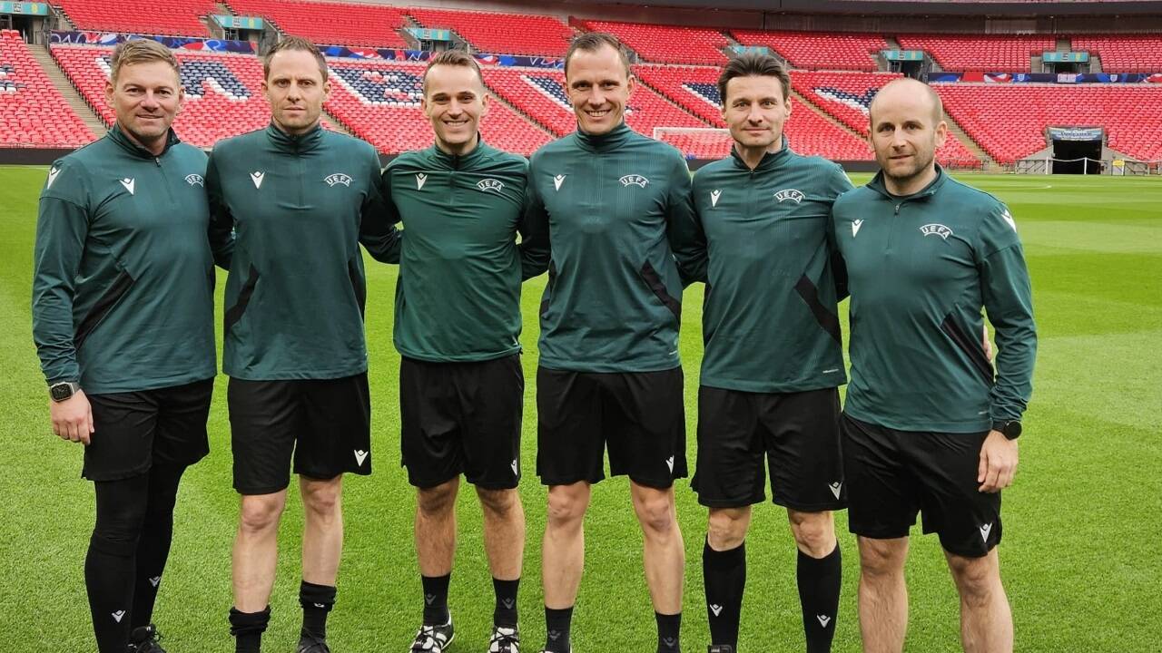 Erinnerungsfoto vor dem Spiel: Sebastian Gishamer mit seinem ÖFB-Schiedsrichtergespann Manuel Schüttengruber, Harald Lechner, Roland Brandner, Santino Schreiner und Walter Altmann.   Erinnerungsfoto vor dem Spiel: Sebastian Gishamer mit seinem ÖFB-Schiedsrichtergespann Manuel Schüttengruber, Harald Lechner, Roland Brandner, Santino Schreiner und Walter Altmann.