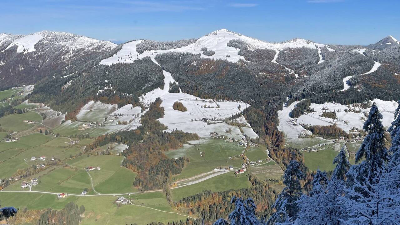 Das Skigebiet Gaißau-Hintersee, gesehen bei einer Tour auf den gegenüberliegenden Schlenken am 4. November 2023  