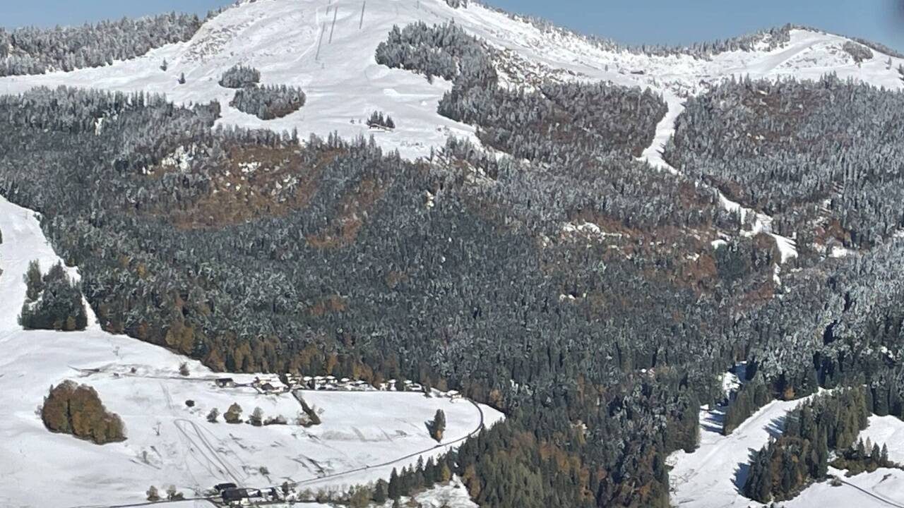 Das Skigebiet Gaißau-Hintersee, gesehen bei einer Tour auf den gegenüberliegenden Schlenken am 4. November 2023  