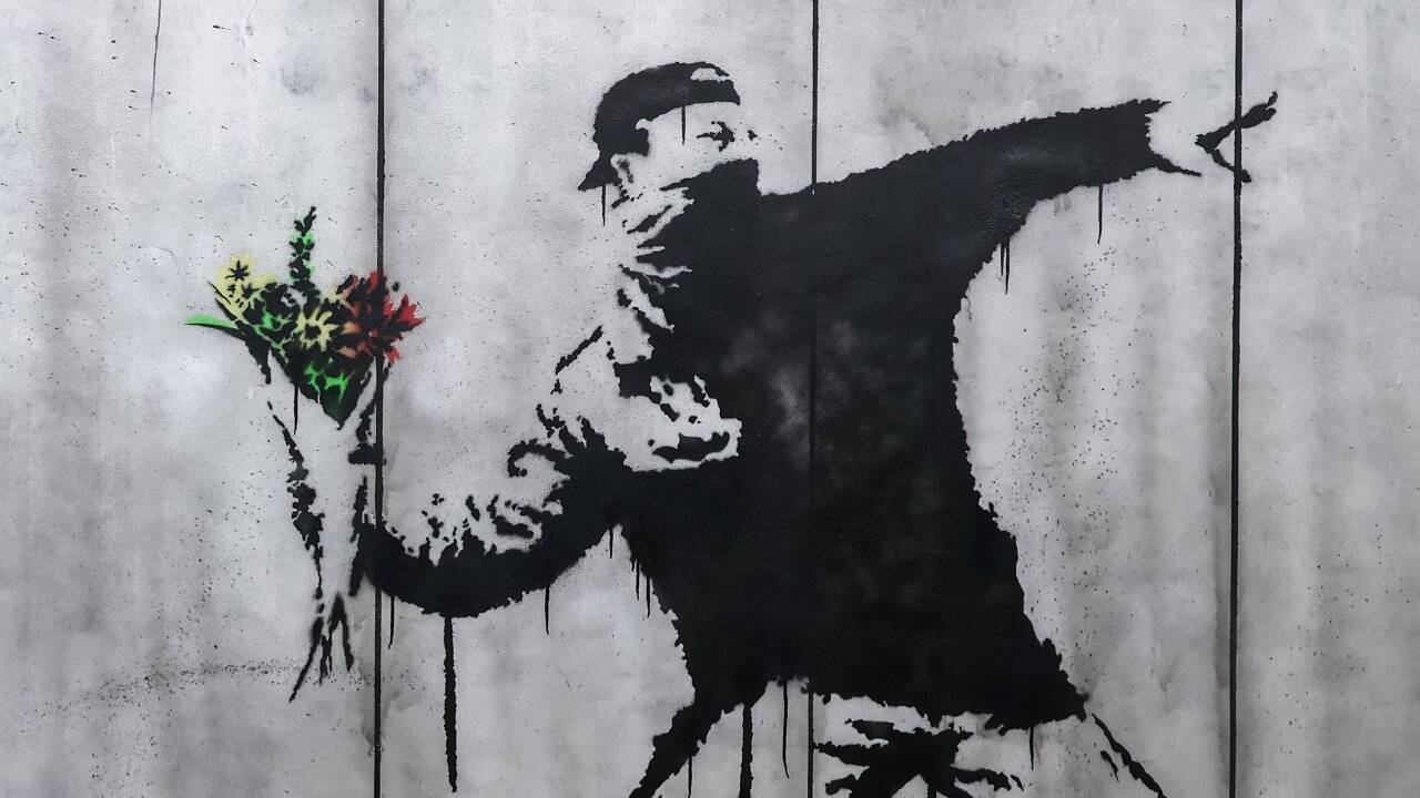 Blumen statt Molotowcocktails: Kraftvolle Botschaft des Streetart-Künstlers Banksy. 