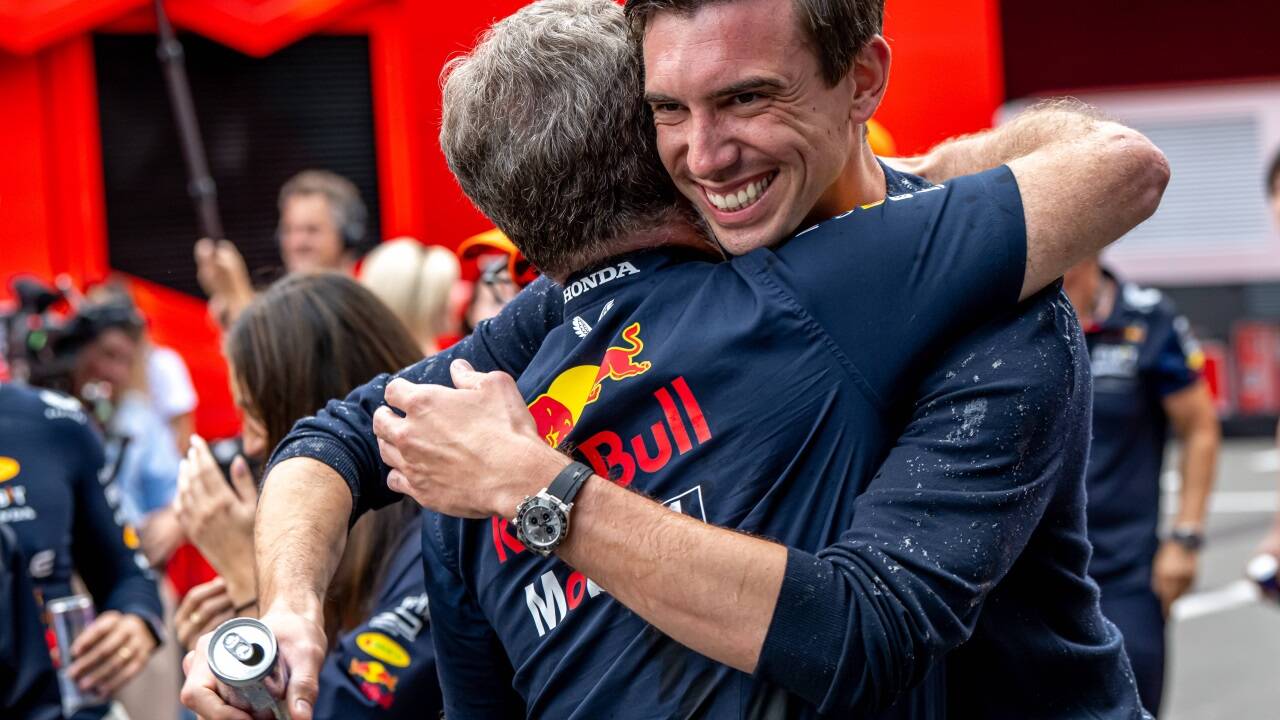 Das war einmal: Mark Mateschitz umarmt Christian Horner.  