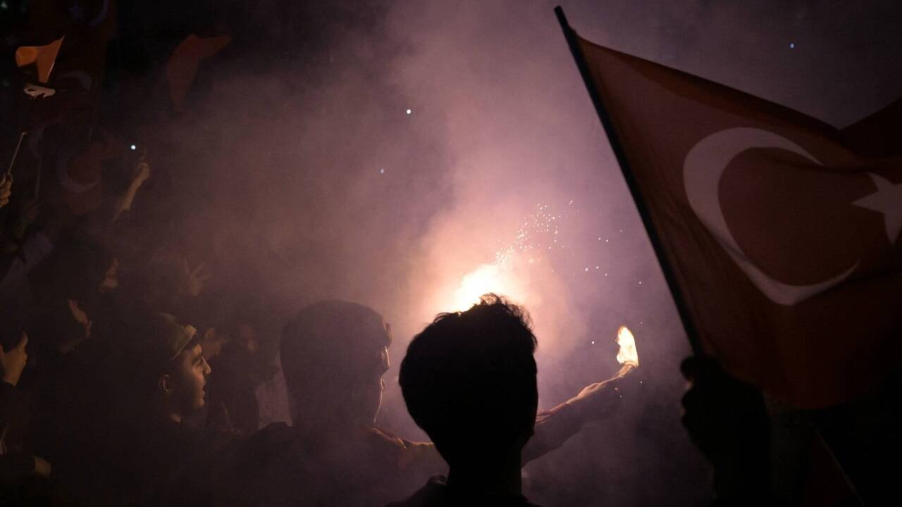 Die Oppositionspartei erklärte sich zum Wahl-Sieger. Die Oppositionspartei erklärte sich zum Wahl-Sieger.