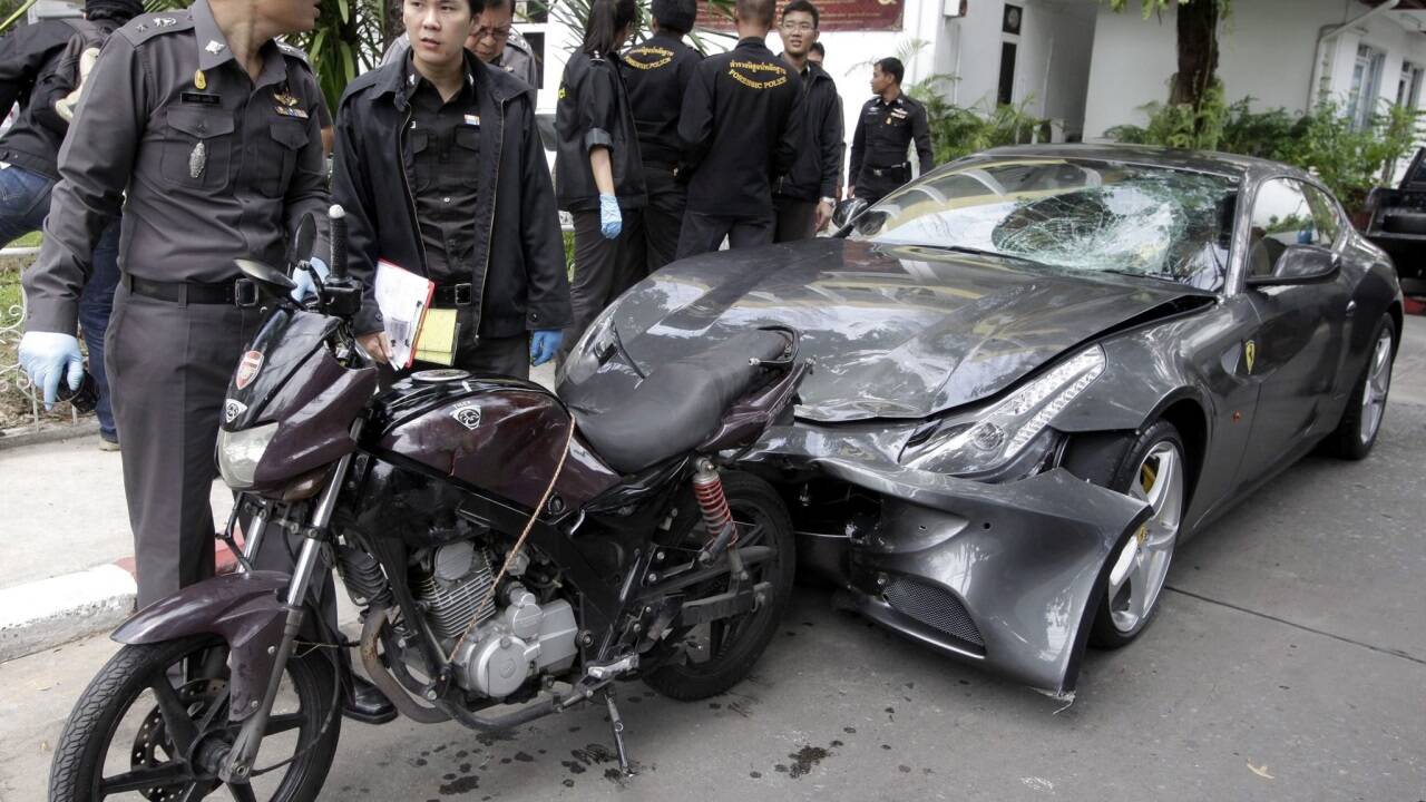 Der 160.000 Euro teure Ferrari nach dem tödlichen Zusammenstoß. Vorayut Voovidhya hatte Thailand 2017 verlassen. Ein Haftbefehl folgte. Sein Aufenthaltsort ist unbekannt. 