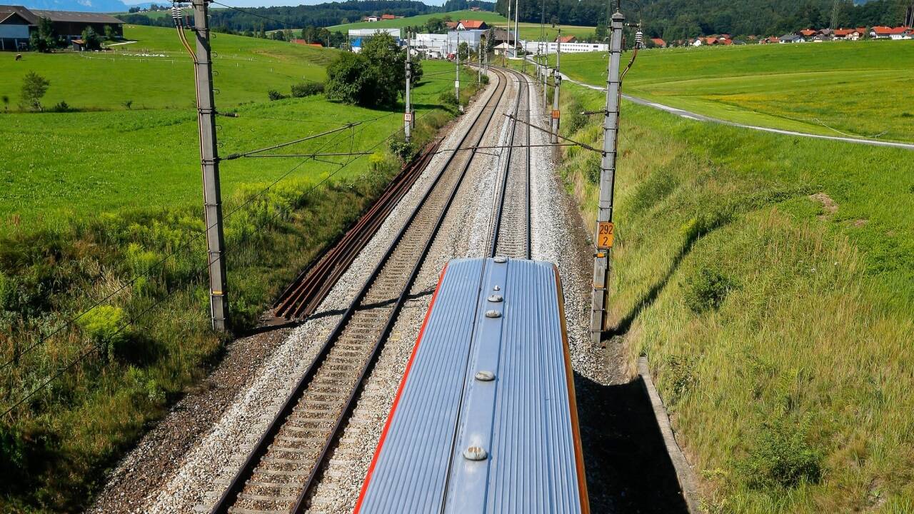 Die bestehende Westbahn im Flachgau hat ihre Grenzen längst erreicht. Für den überregionalen Verkehr ist die Hochleistungsbahn geplant. Die bestehende Westbahn im Flachgau hat ihre Grenzen längst erreicht. Für den überregionalen Verkehr ist die Hochleistungsbahn geplant.