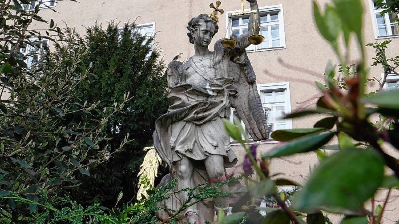 Die Michaelsfigur im Klostergarten der Barmherzigen Schwestern in Salzburg.  