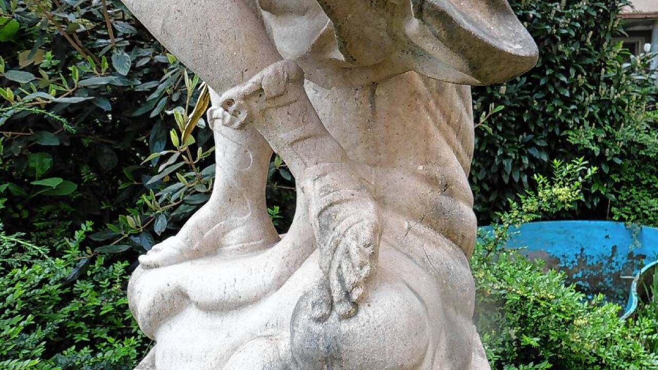Detailblick auf die Skulptur aus Untersberger Marmor.  
