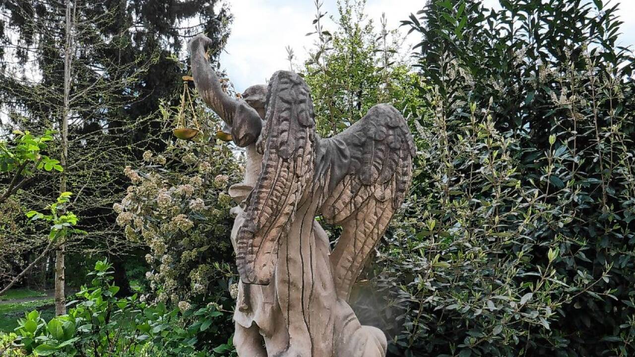 Die Skulptur in der Rückansicht, beeindruckend sind die Flügel.  