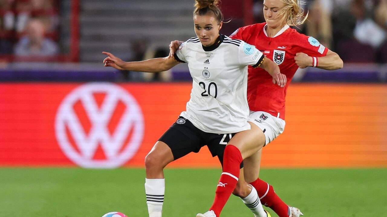 Auf Tuchfühlung: ÖFB-Kapitänin Sarah Puntigam und Deutschlands Offensivkraft Lina Magull (hier beim EM-Duell 2022) waren früher Clubkolleginnen in Freiburg.  