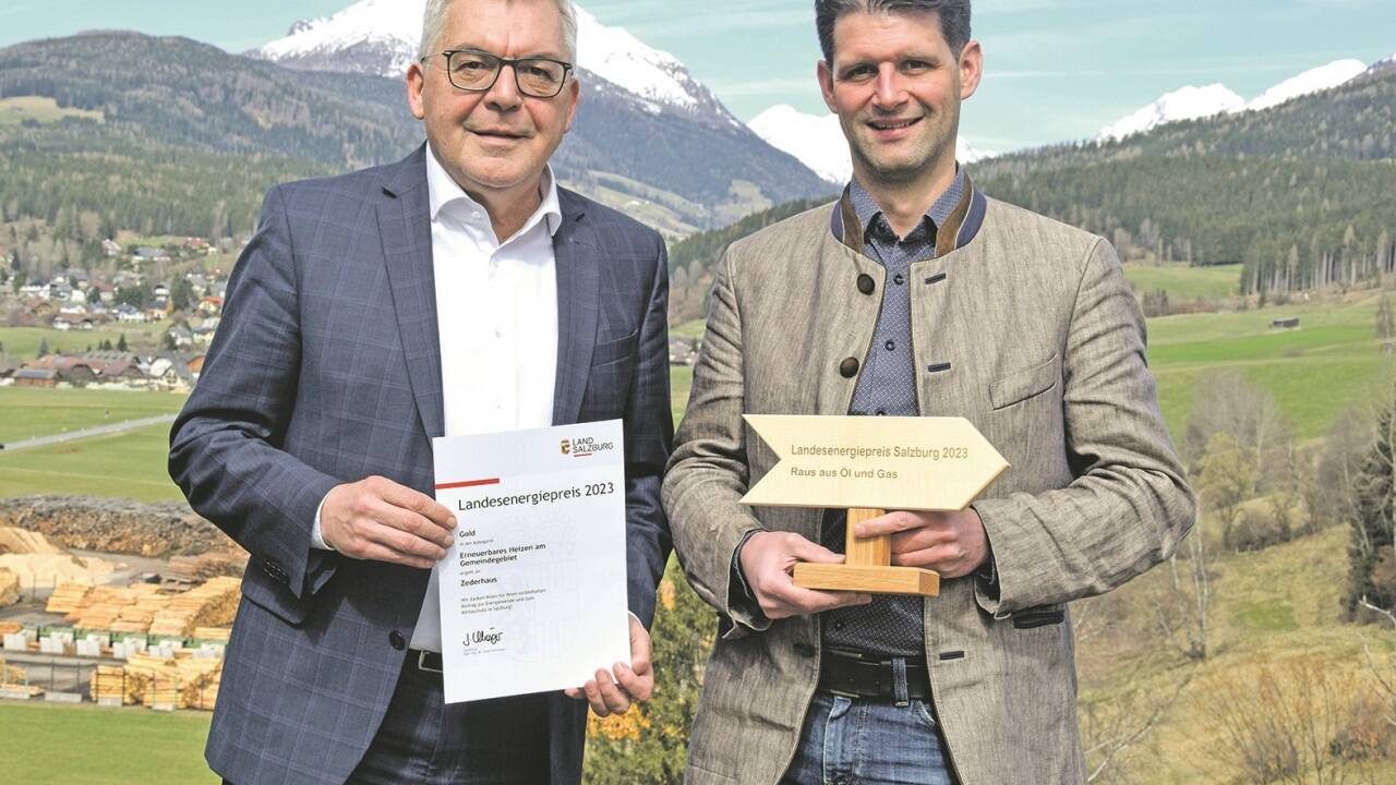 Landesrat Josef Schwaiger überreichte Bürgermeister Thomas Kößler den Landesenergiepreis in den Kategorien „Erneuerbares Heizen im Gemeindegebiet“ sowie „Raus aus Öl und Gas“. 