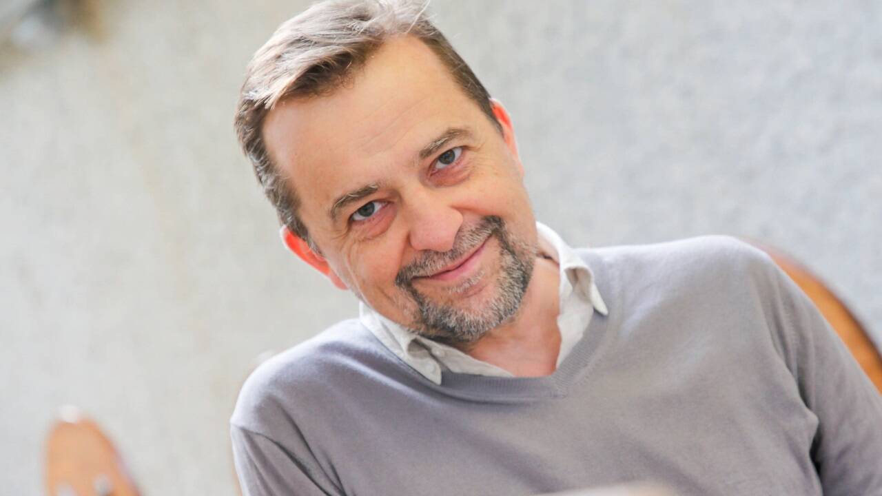 Thomas Wizany zeichnet für die SN seit 37 Jahren über die unendliche Zahl menschlicher Schwächen. Pessimist ist er keiner geworden – eher im Gegenteil.  