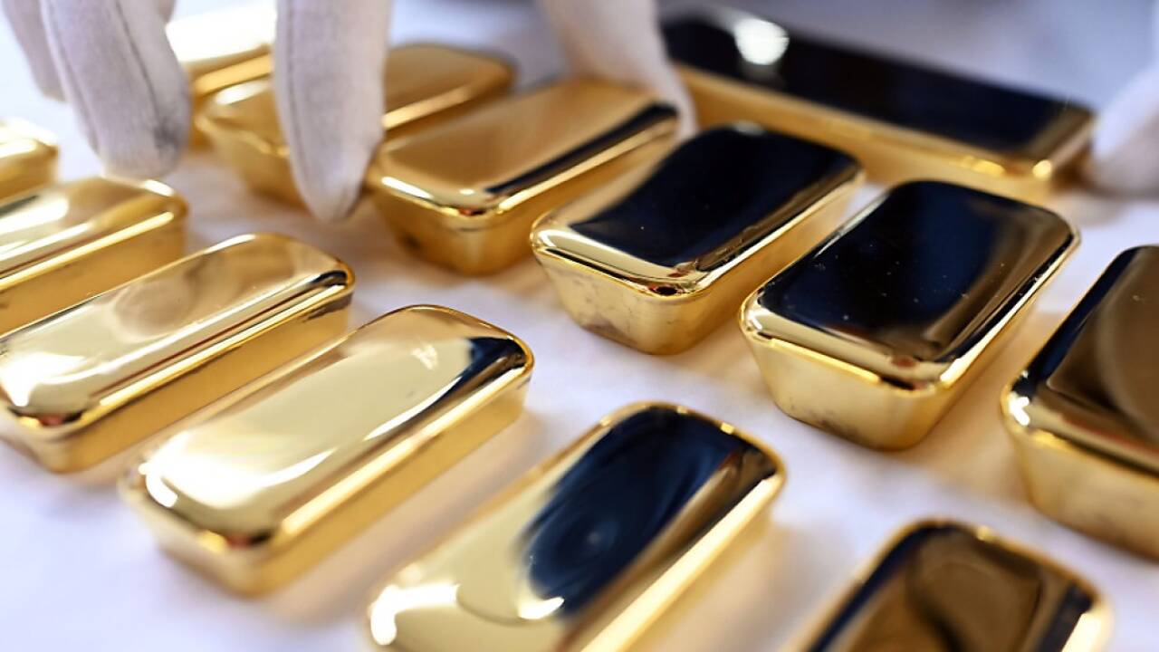 Feingold in Stücken zu 250 Gramm (vorne) und halbem Kilogramm (hinten) 